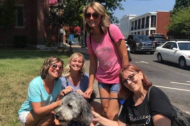 Discover the excitement of Las Vegas as you hunt for unique items complete fun challenges and bond with friends while exploring the city in a memorable scavenger adventure.